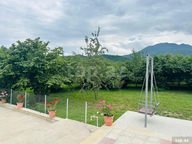 Həyət evi kirayə verilir, Qəbə...